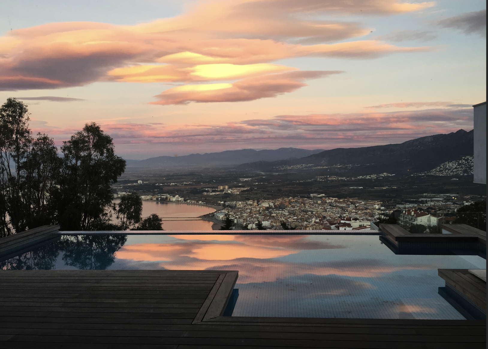 Sunset infinity pool, Roses